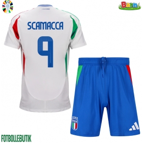 Italien Gianluca Scamacca #9 Bortaställ Barn EM 2024 Kortärmad (+ Korta byxor)